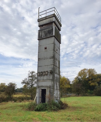 Grenzturm mit Nistkästen für Fledermäuse und Vögel. Auf dem Grenzturm steht „VOGEL-SCHUTZ“