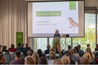 Carlotta Schulz steht an einem Rednerpult.